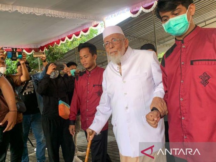 Ustaz Abu Bakar Baasyir mengikuti upacara HUT ke-77 RI di Ponpes Ngruki.