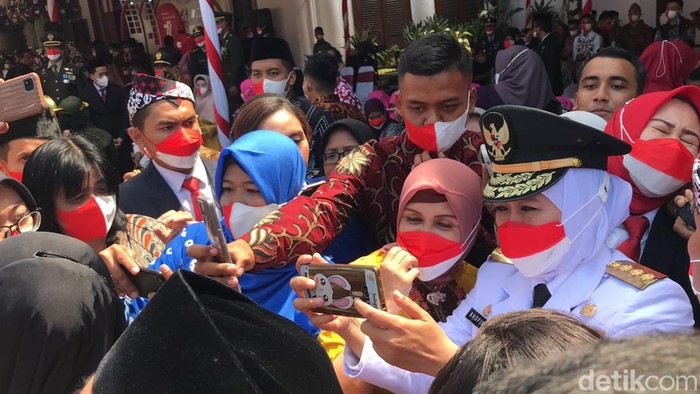 Warga Jatim ikut upacara di grahadi