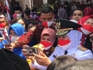 Warga Jatim Bangga-Kaget Kumpul Pejabat saat Ikut Upacara HUT RI di Grahadi