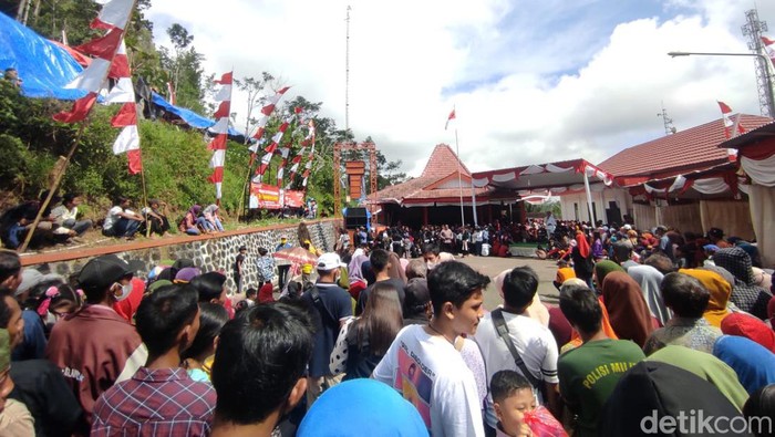 Warga Karangtengah Wonogiri memadati acara HUT ke-77 RI di kawasan Kantor Kecamatan Karangtengah, Rabu (17/8/2022).