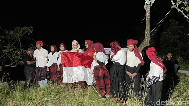 Warga Pinrang Rayakan HUT RI di Gunung Paleteang