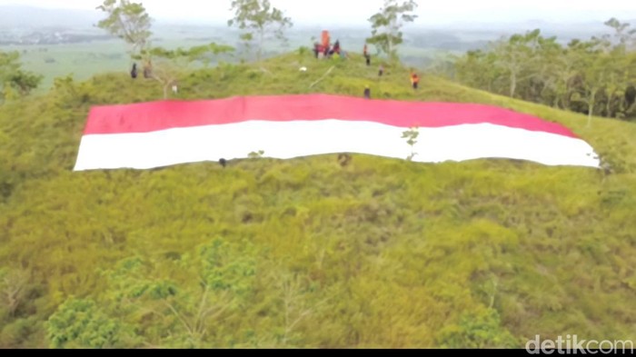 Warga Pinrang Rayakan HUT RI di Gunung Paleteang,