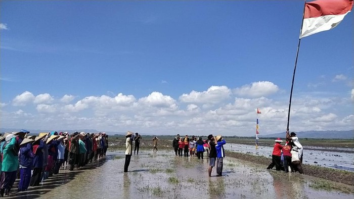 Warga Pudak Wonogiri Upacara HUT ke-77 RI di Genangan Waduk Gajah Mungkur, Rabu (17/8/2022).