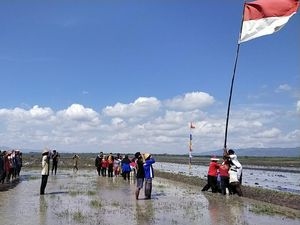Warga Pudak Wonogiri Upacara HUT ke-77 RI di Genangan Waduk Gajah Mungkr