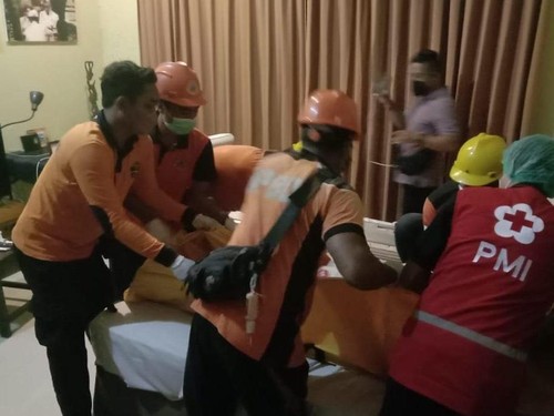 Tim TRC dari BPBD Gianyar bersama PMI saat mengevakuasi jasad korban