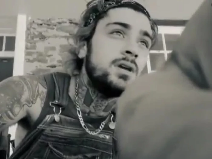 Zayn Malik Zayn Malik tampil membawakan lagu Night Changes, tujuh tahun setelah keluar dari One Direction