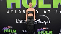 Atasan yang dikenakan Tatiana Maslany mengekspos bagian perut dan bahunya. (Foto: FilmMagic/Axelle/Bauer-Griffin)