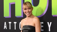 Otot-otot perut Tatiana Maslany sangat terlihat. Pasti latihan keras buat peran She-Hulk ya! (Foto: WireImage/Jon Kopaloff)
