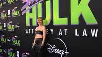 Tatiana Maslany tampil dengan busana serba hitam. (Foto: WireImage/Jon Kopaloff)
