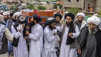 Keluarga dan pelayat tak bisa menyembunyikan rasa sedih. Setahun setelah Taliban berkuasa, Ibu Kota Kabul dan sejumlah kota penting di Afghanistan masih dihantui serangan bom.