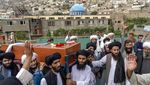 Tangis Getir Iringi Pemakaman Korban Bom Masjid di Kabul