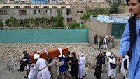 Keluarga korban dan pelayat membawa peti jenazah korban bom di Kabul, Afghanistan, Kamis (18/8/2022). Korban tersebut meninggal dalam pemboman saat salat Maghrib di sebuah masjid, Rabu (17/8). 
