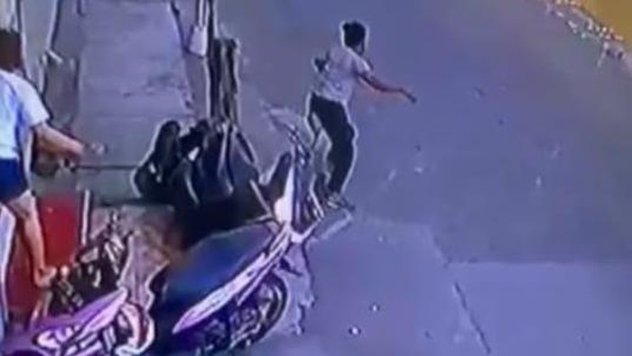 Aksi maling gagal di Bulaksari yang sempat kabur lalu dihajar warga terekam CCTV