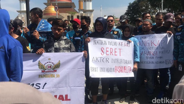 Aksi massa unjuk rasa soal kasus pasar pelita Sukabumi