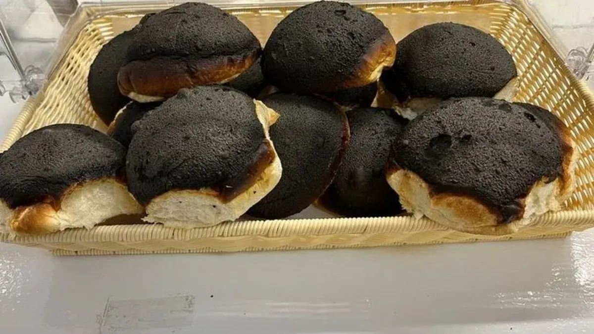 Aneh! Roti Gosong dan Berkerak Hitam Ini Justru Diburu Banyak Orang