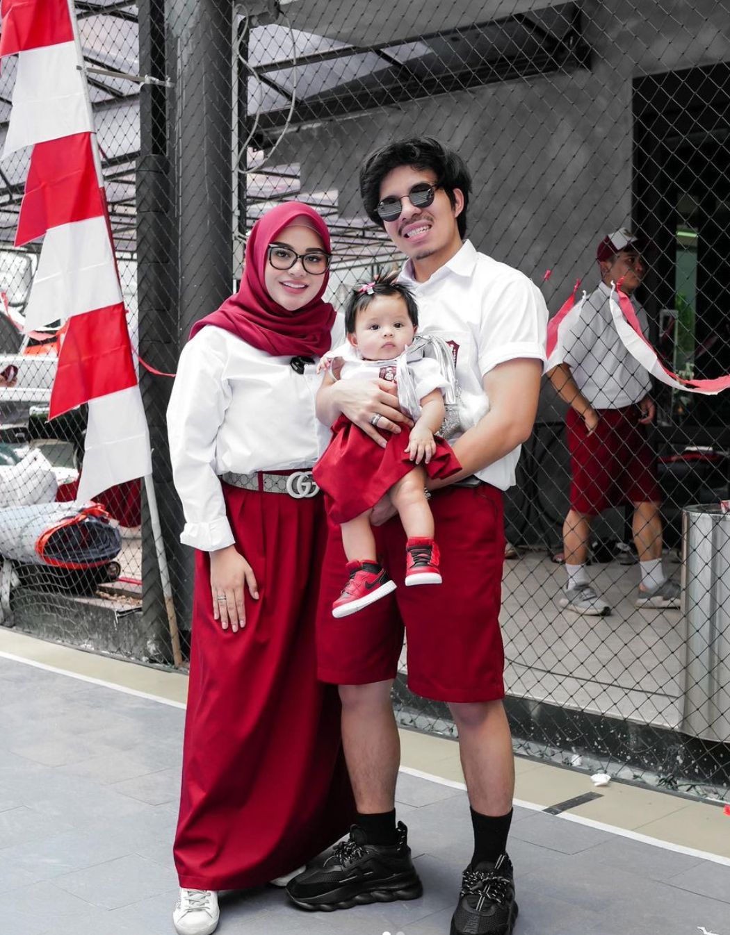 Aurel Hermansyah bersama suami dan anaknya.