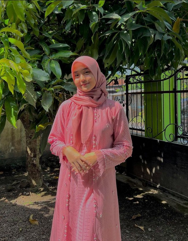 Ayumi mengaku tidak menyangka langkahnya bisa sejauh ini. Awalnya, dia mengikuti seleksi paskibraka ini hanya mematok target hingga level provinsi saja. Ternyata, setelah seleksi tahap demi tahap dari level sekolah yang saya jalani, akhirnya membawa saya lolos jadi paskibraka nasional. Sungguh tidak menyangka, karena awalnya target cuman di provinsi, kata gadis dengan tinggi badan 169 cm tersebut. Foto: Dok. Instagram @yumi_asaki.