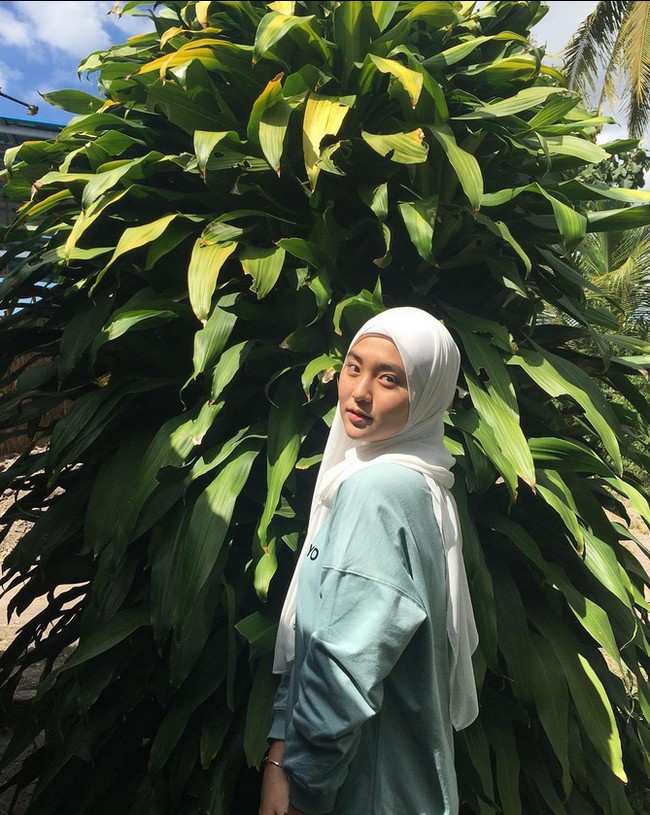 Amak Harun Alrosyid juga menjelaskan Ayumi memiliki darah Jepang. Betul, Ayumi punya darah keturunan Jepang dari sang Ayah. Makanya nama Ayumi mirip orang Jepang, kata Amak. Ayumi pun kerap membagikan foto OOTD di akun Instagramnya @yumi_asaki. Jumlah pengikutnya di Instagram pun terus bertambah. Saat dipantau Wolipop pengikutnya sudah lebih dari 45,1 ribu di Instagram.  Foto: Dok. Instagram @yumi_asaki.