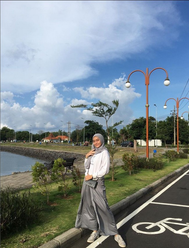 Ayumi yang lahir pada 3 Agustus 2005 mendapatkan berbagai komentar positif dari warganet. Ada yang memuji aksinya sebagai pembawa baki bendera dan penasaran dengan sosoknya. Tadi sore nonton pas penurunan bendera, alhasil ketemu juga orang nya😂, ucap akun @ress28__. Selamat ya mba, ucap @chandrairawan880. Selamat ya mewakili SMAN 2 Taruna Bhayangkara ke Paskibraka Nasional , saya alumni 2017 salam ke Pak Amak dan bapak ibu guru ya, bangga akun @baguspulunggono. Cantik banget ya yang bawa baki ini🥰, saut akun @wiragaskins__ Foto: Dok. Instagram @yumi_asaki.