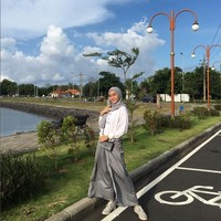 Ayumi yang lahir pada 3 Agustus 2005 mendapatkan berbagai komentar positif dari warganet. Ada yang memuji aksinya sebagai pembawa baki bendera dan penasaran dengan sosoknya. Tadi sore nonton pas penurunan bendera, alhasil ketemu juga orang nya😂, ucap akun @ress28__. Selamat ya mba, ucap @chandrairawan880. Selamat ya mewakili SMAN 2 Taruna Bhayangkara ke Paskibraka Nasional , saya alumni 2017 salam ke Pak Amak dan bapak ibu guru ya, bangga akun @baguspulunggono. Cantik banget ya yang bawa baki ini🥰, saut akun @wiragaskins__ Foto: Dok. Instagram @yumi_asaki.