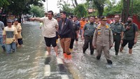 Kadis PU Kota Medan Topan Ginting turut menemani Bobby Nasution meninjau banjir di Jalan Dr Mansyur Medan. Bobby mengakui banjir kali ini belum juga surut setelah 12 jam (Farid Achyadi Siregar/detikSumut)