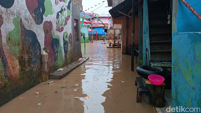 Banjir rendam rumah warga di Medan.