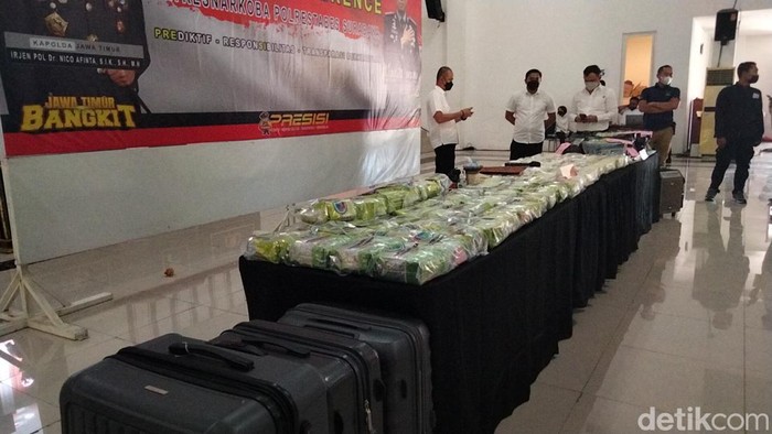 Barang bukti sabu dan ganja yang disita polisi di Surabaya
