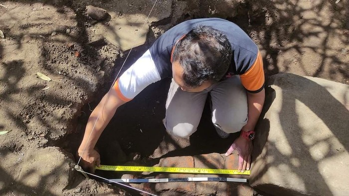 Batu andesit yang ditemukan di kawasan Pendopo Kawedanan Singosari Malang