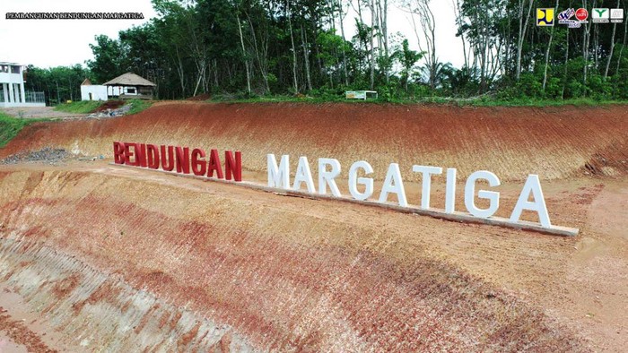 Kementerian PUPR terus mempercepat pembangunan Bendungan Margatiga di Lampung. Bendungan ini didesain dengan konstruksi tipe urugan dengan tinggi 28,75 M.