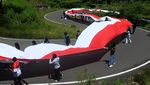 Bendera 77 Meter Kelilingi Patung Yesus Tertinggi Dunia di Tana Toraja