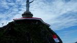Bendera 77 Meter Kelilingi Patung Yesus Tertinggi Dunia di Tana Toraja