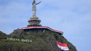 Bendera 77 Meter Kelilingi Patung Yesus Tertinggi Dunia di Tana Toraja