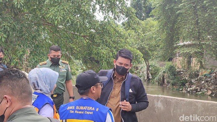 Bobby Nasution saat meninjau sungai yang meluap (Nizar Aldi/detikSumut)