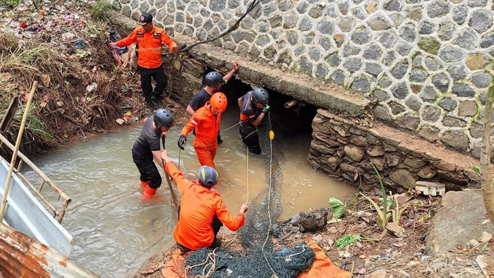 BPBD Kabupaten Bogor membersihkan gorong-gorong agar Cibinong tak lagi banjir.