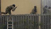 Relawan tentara Ukraina berlatih perang kota di pangkalan militer Inggris. Negara-negara NATO tidak menurunkan pasukan reguler ke Ukraina namun memberi sokongan infrastruktur dan anggaran yang tak sedikit kepada Ukraina.  