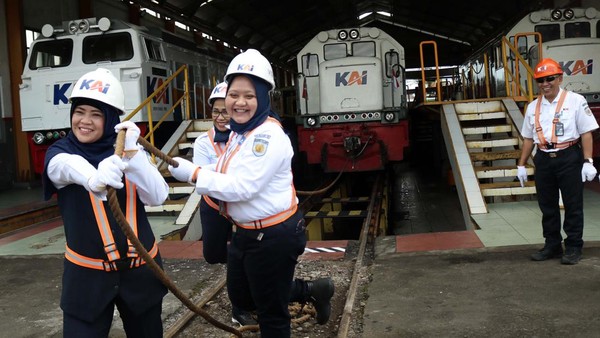 Bukan Tarik Tambang, Ini Lomba Tarik Lokomotif 84 Ton