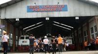 Peserta tarik lokomotif berfoto di lokasi Depo Lokomotif Purwokerto. Tampak tiga gerbong lokomotif terparkir di lokasi. Adapun lokomotif yang ditarik adalah jenis CC 201 dengan berat mencapai 84 ton.