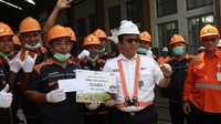 Vice Preident KAI Daop 5A Daniel Johannes Hutabarat menyerahkan hadiah kepada pemenang pertama lomba tarik lokomotif. Hadiah yang diterima pemenang mencapai Rp 1.000.000.