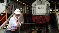 Lomba tarik lokomotif ini diikuti oleh pekerja PT KAI Daop 5 yang dibagi menjadi beberapa tim.