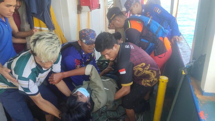 Daeng Riboko saat dievakuasi usai terombang ambil di laut selat Makassar.