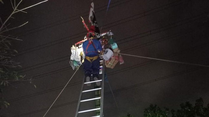 Damkar evakuasi hadiah panjat pinang di Jakarta Timur