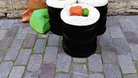 Gulungan sushi ini berhasil menarik perhatian para pengguna jalan. Banyak juga orang-orang yang berhenti untuk mengambil foto sushi ini. Foto: Site News