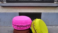 Sekilas tampilan macarons ini mirip dengan kue asli. Tapi jika dilihat lebih dalam, macarons ini terbuat dari bahan matras bekas yang diletakan di pinggir jalan. Foto: Site News