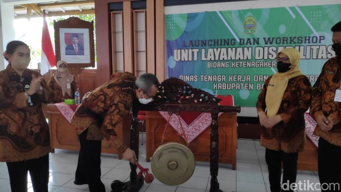 Kepala Disnakertrans Bantul Istirul Widiastuti (paling kiri).