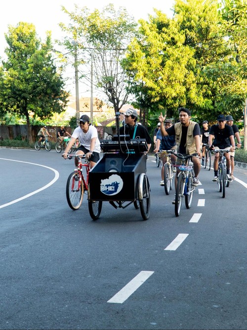 Dj on the bike, I Gede Bayu Ratama Wisnawa (28) ketika tengah berkeliling sepeda sembari bermain musik pada beberapa waktu lalu