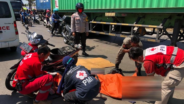 Driver Ojol tewas terlindas truk kontainer di Jalan Kalianak