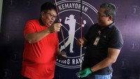 CEO Driving Range golf bandar Kemayoran, Gede Widiade, bersama Direktur Utama PPK Kemayoran Medi Kristianto, berbincang usai membuka secara resmi Driving Range Golf Bandar Kemayoran di Jakarta, Kamis (18/8/2022).