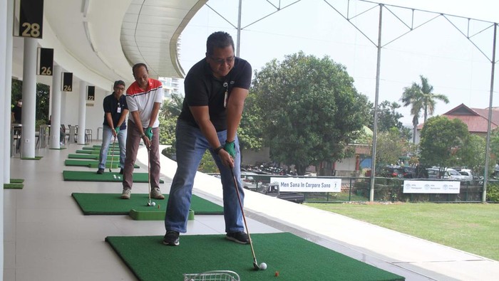 Driving Range Golf Bandar Kemayoran Diresmikan Driving Range Golf Bandar Kemayoran diresmikan setelah direvitalisasi. Diharapkan semakin banyak pegolf yang berlatih di sini.