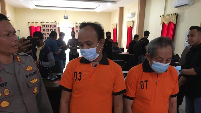 Dua orang bandar togel yang dibekuk Polresta Mataram, Kamis (18/8/2022).