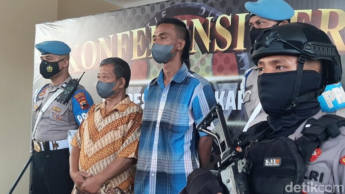 Dua tersangka kasus jual beli tanah Pemkot Solo di Mapolresta Solo, Kamis (18/8/2022).